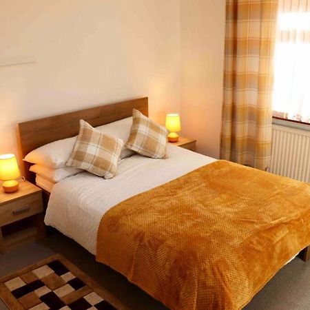 Cheerful 2 Bedroom Residential Home - Free Parking Лийдс Екстериор снимка