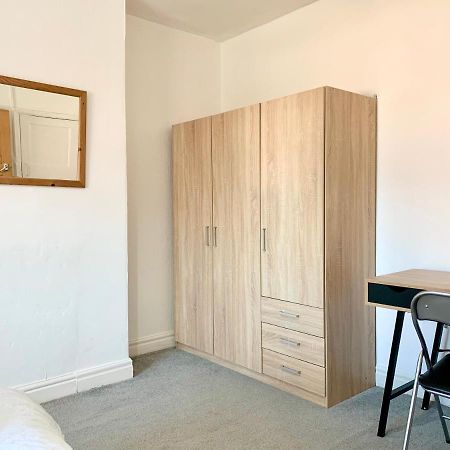 Cheerful 2 Bedroom Residential Home - Free Parking Лийдс Екстериор снимка