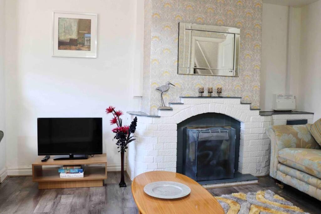 Cheerful 2 Bedroom Residential Home - Free Parking Лийдс Екстериор снимка