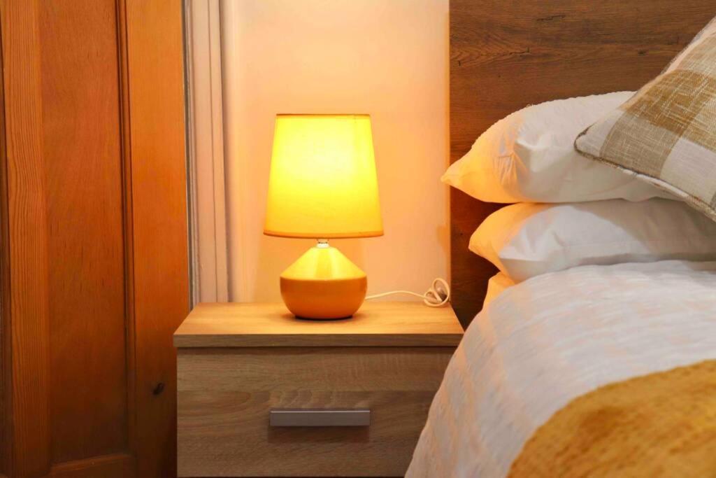 Cheerful 2 Bedroom Residential Home - Free Parking Лийдс Екстериор снимка