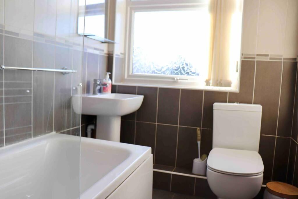 Cheerful 2 Bedroom Residential Home - Free Parking Лийдс Екстериор снимка
