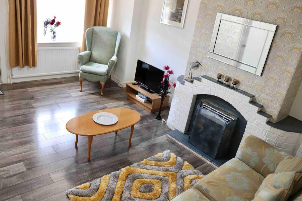 Cheerful 2 Bedroom Residential Home - Free Parking Лийдс Екстериор снимка