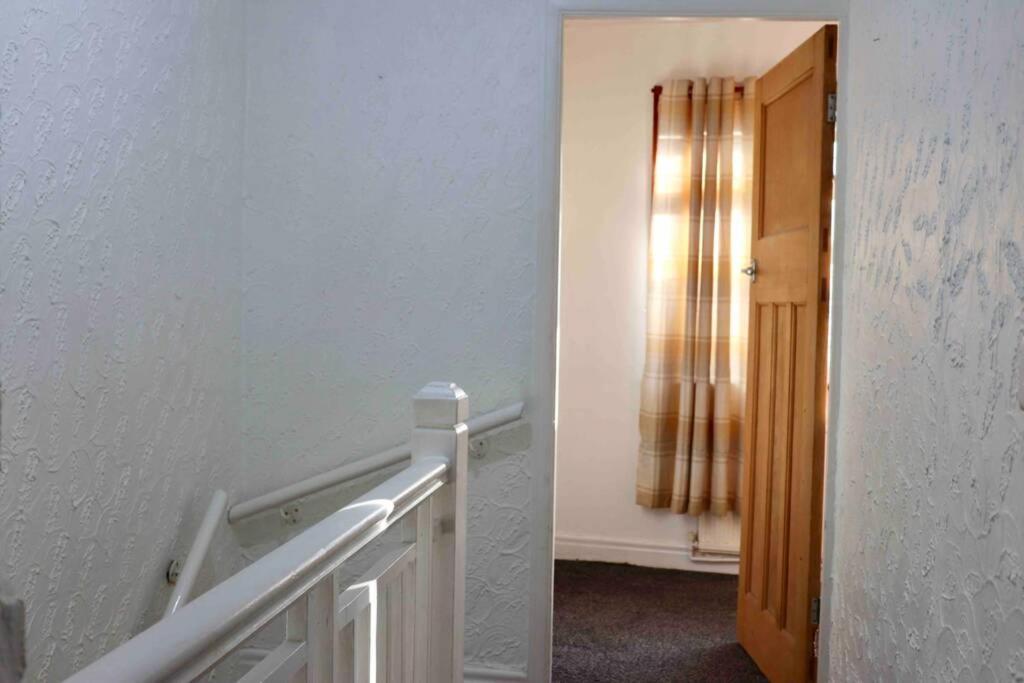 Cheerful 2 Bedroom Residential Home - Free Parking Лийдс Екстериор снимка