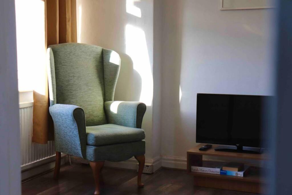 Cheerful 2 Bedroom Residential Home - Free Parking Лийдс Екстериор снимка