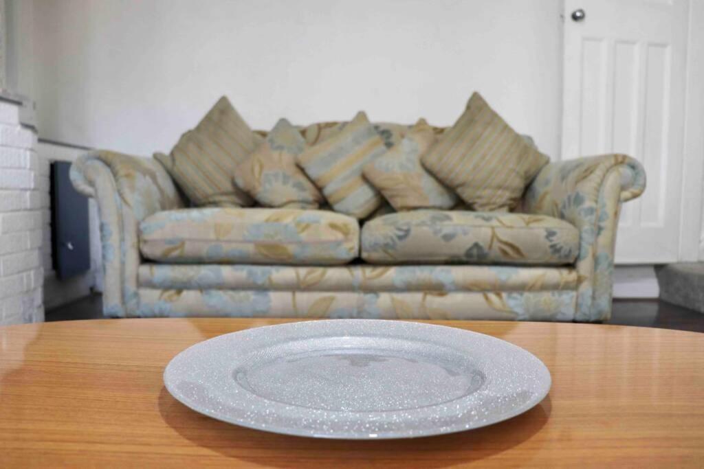Cheerful 2 Bedroom Residential Home - Free Parking Лийдс Екстериор снимка