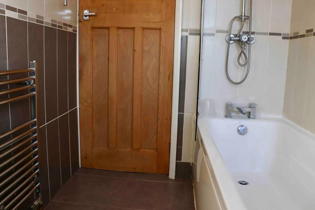 Cheerful 2 Bedroom Residential Home - Free Parking Лийдс Екстериор снимка