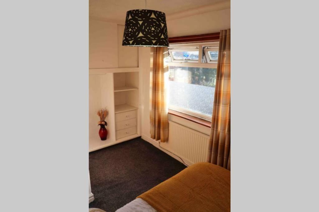 Cheerful 2 Bedroom Residential Home - Free Parking Лийдс Екстериор снимка