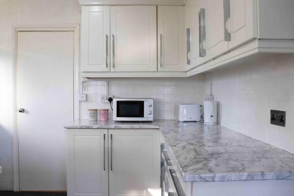 Cheerful 2 Bedroom Residential Home - Free Parking Лийдс Екстериор снимка