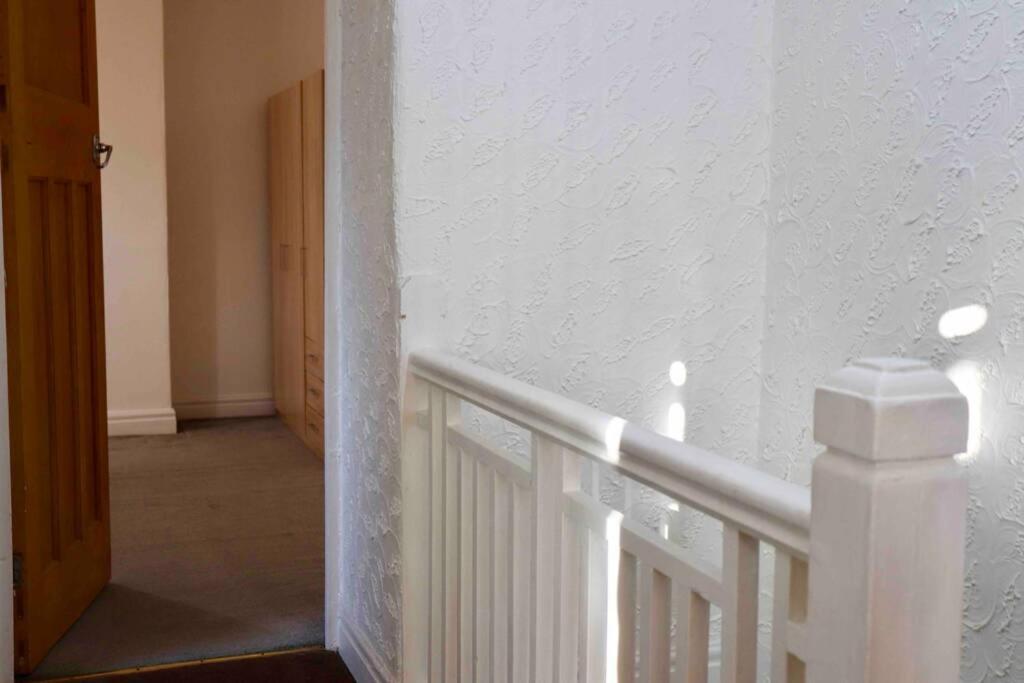 Cheerful 2 Bedroom Residential Home - Free Parking Лийдс Екстериор снимка