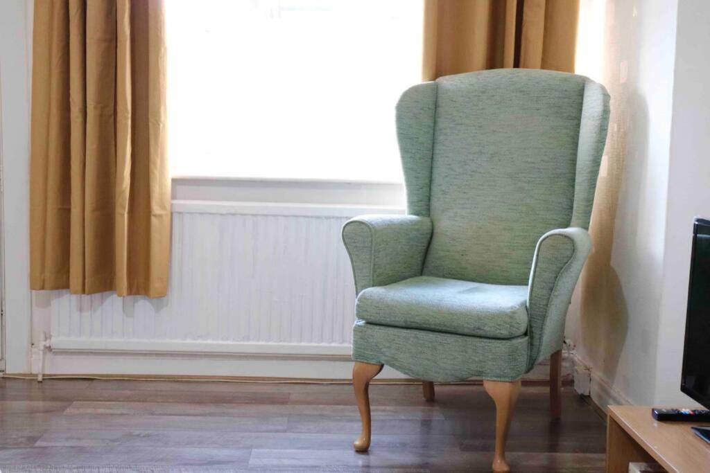 Cheerful 2 Bedroom Residential Home - Free Parking Лийдс Екстериор снимка