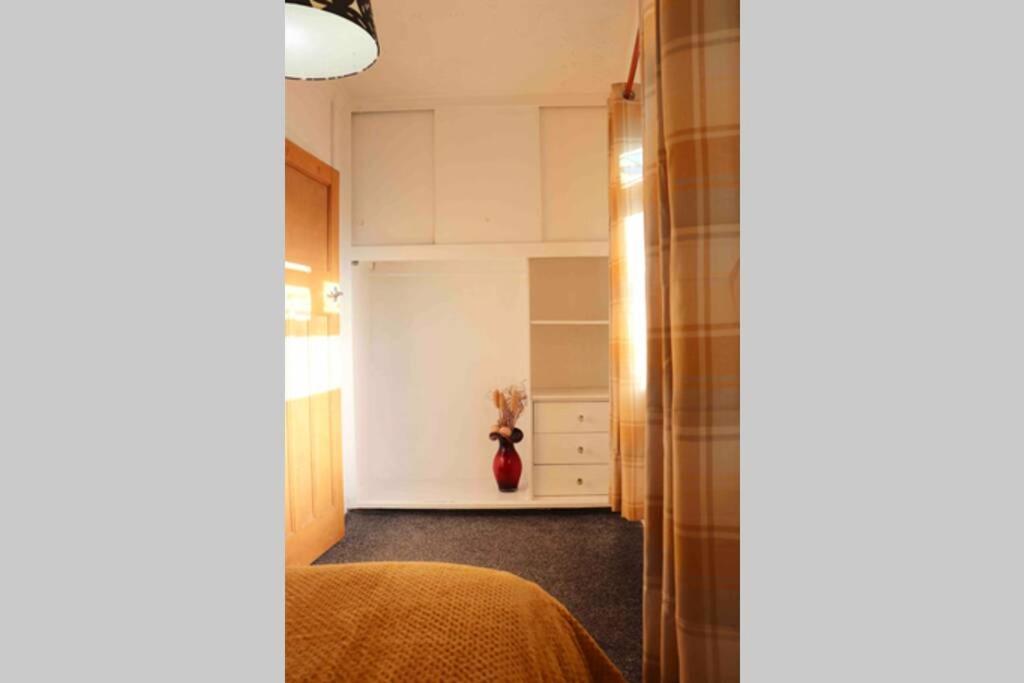 Cheerful 2 Bedroom Residential Home - Free Parking Лийдс Екстериор снимка