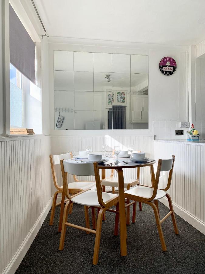 Cheerful 2 Bedroom Residential Home - Free Parking Лийдс Екстериор снимка