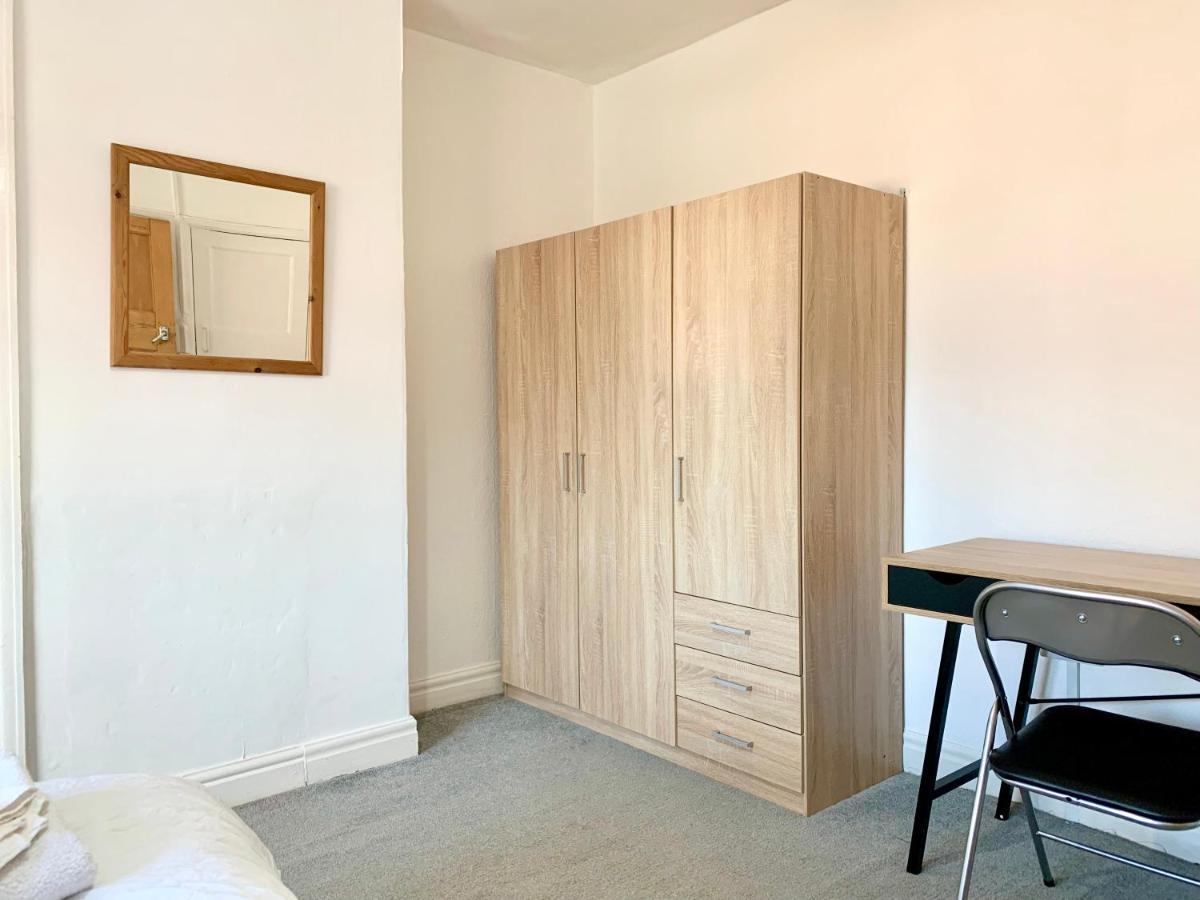 Cheerful 2 Bedroom Residential Home - Free Parking Лийдс Екстериор снимка