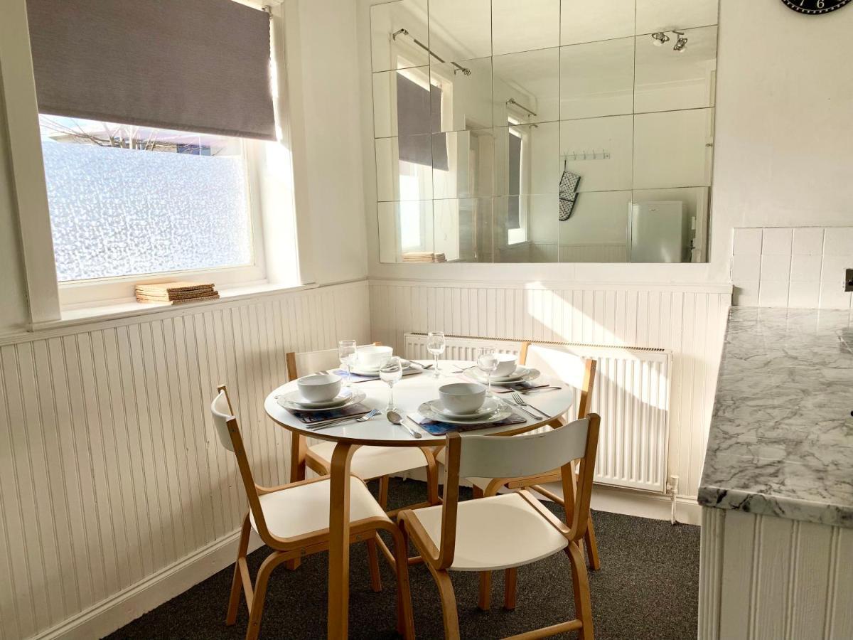 Cheerful 2 Bedroom Residential Home - Free Parking Лийдс Екстериор снимка